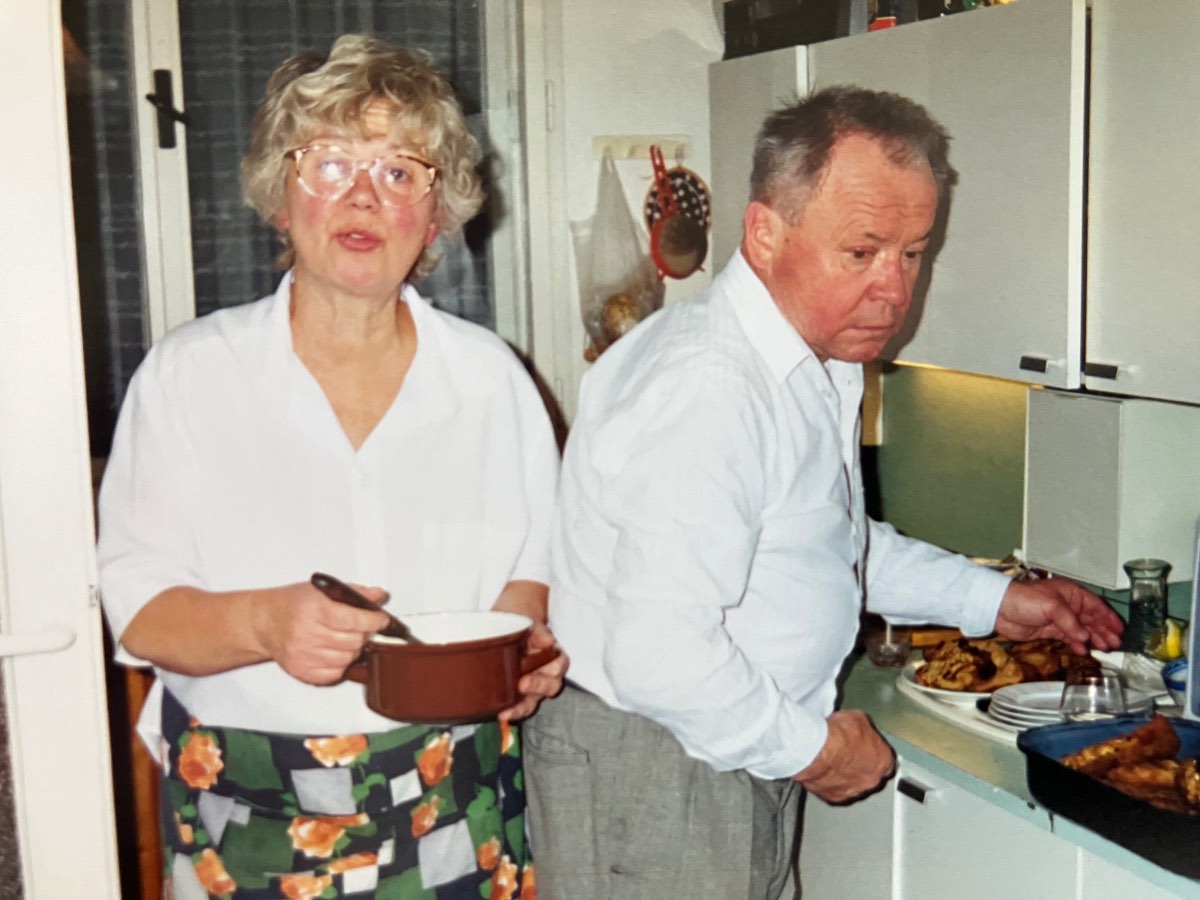 V kuchyni, 2005>
          <figcaption>Vzácné foto z kuchyně, 2005</figcaption>
        </figure>

      </div>
    </div>
  </section>

  <!-- ================= PATIČKA ================= -->
  <footer class=