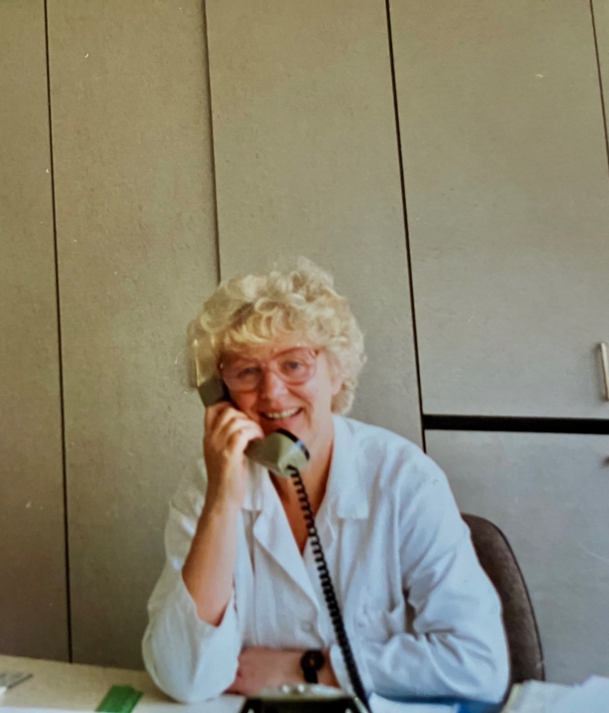 V kanceláři, 1990